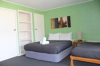 Colonial Court Beachfront Motel & Holiday Stay