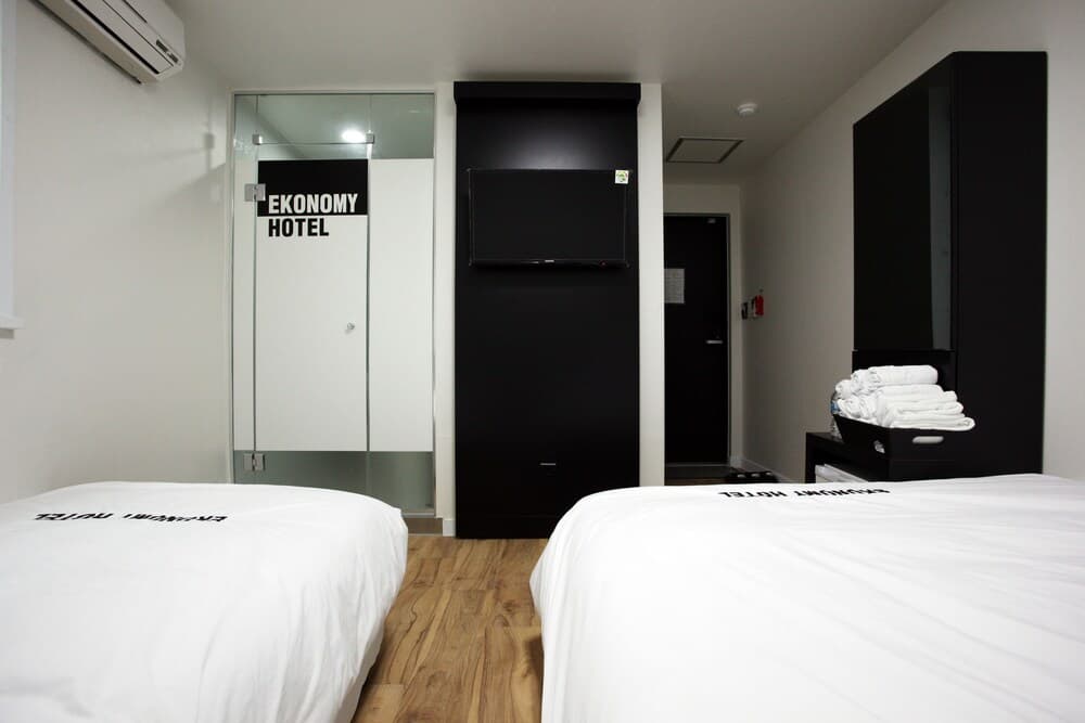 Ekonomy Hotel Myeongdong Central