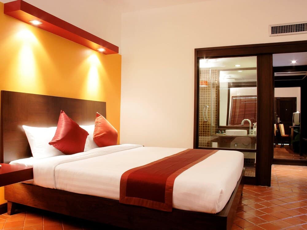 all Seasons Naiharn Phuket