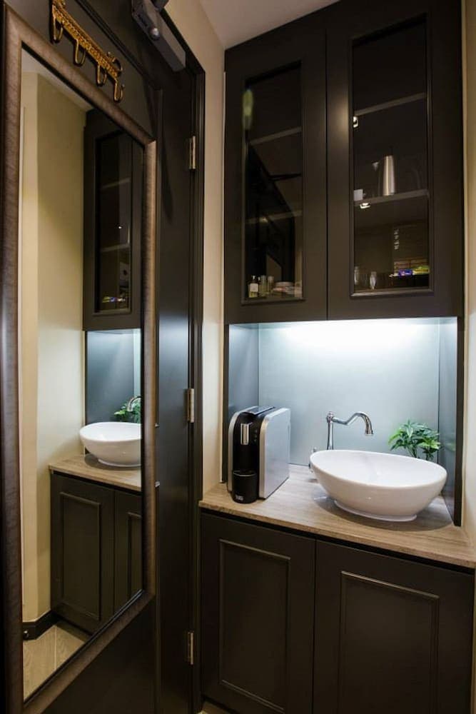9 Boutique Hotel (Phoenix Apartments)