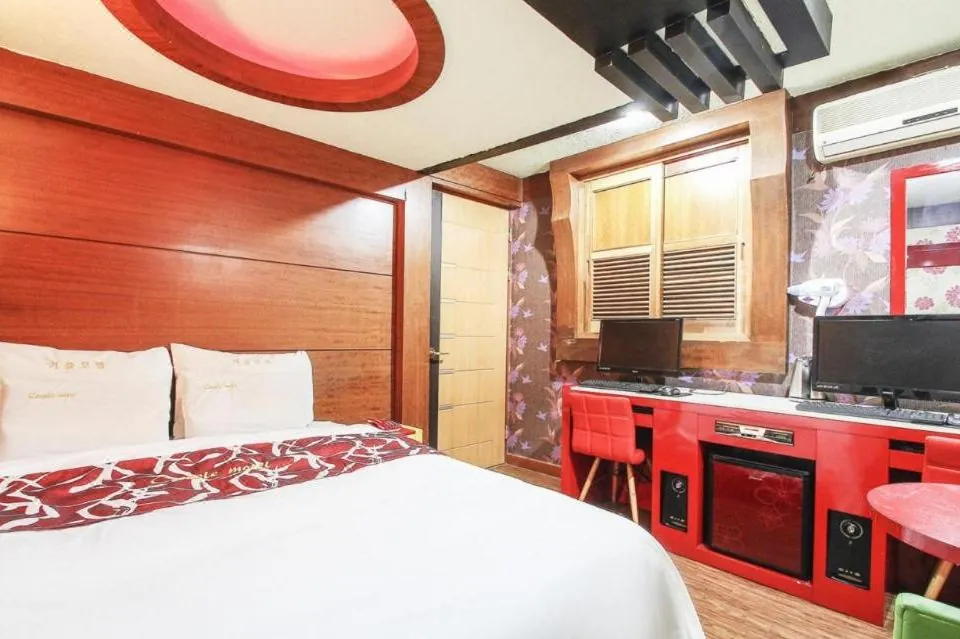 Couple Motel