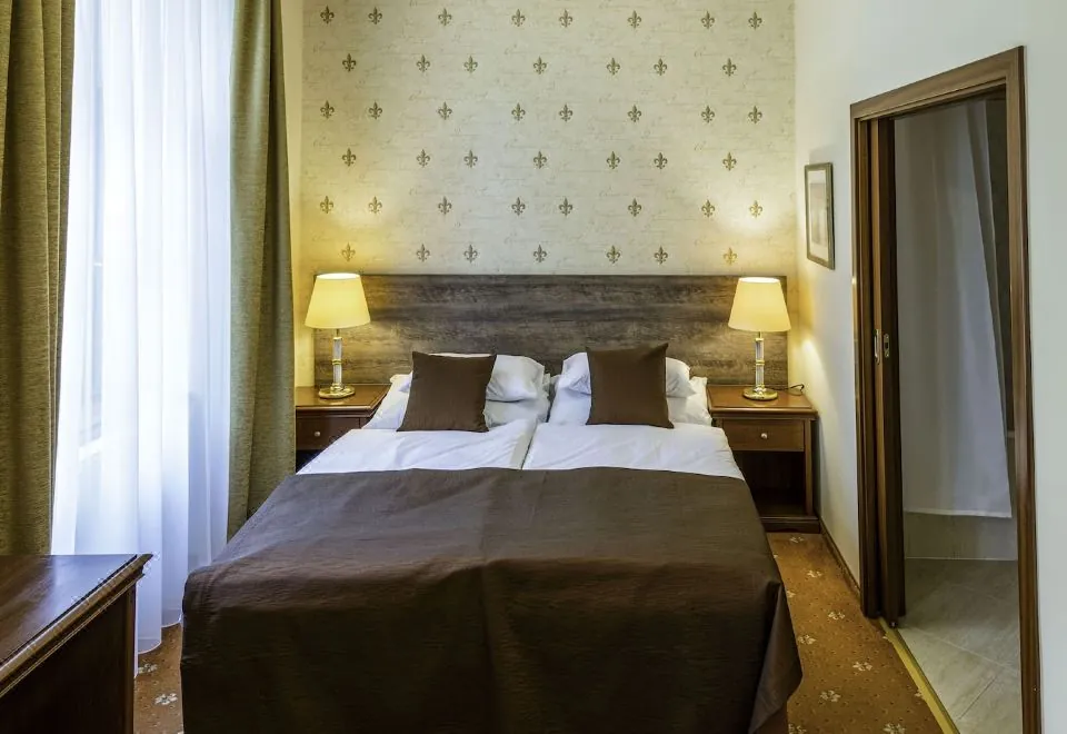 FLEUR DE LIS HOTEL