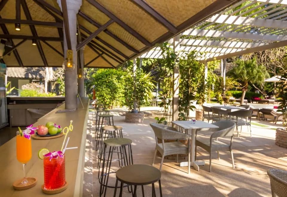 Let's Hyde Pattaya Resort & Villas - Pool Cabanas