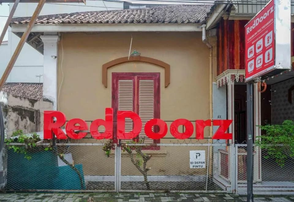 RedDoorz @ Golden Inn Tugu Yogyakarta