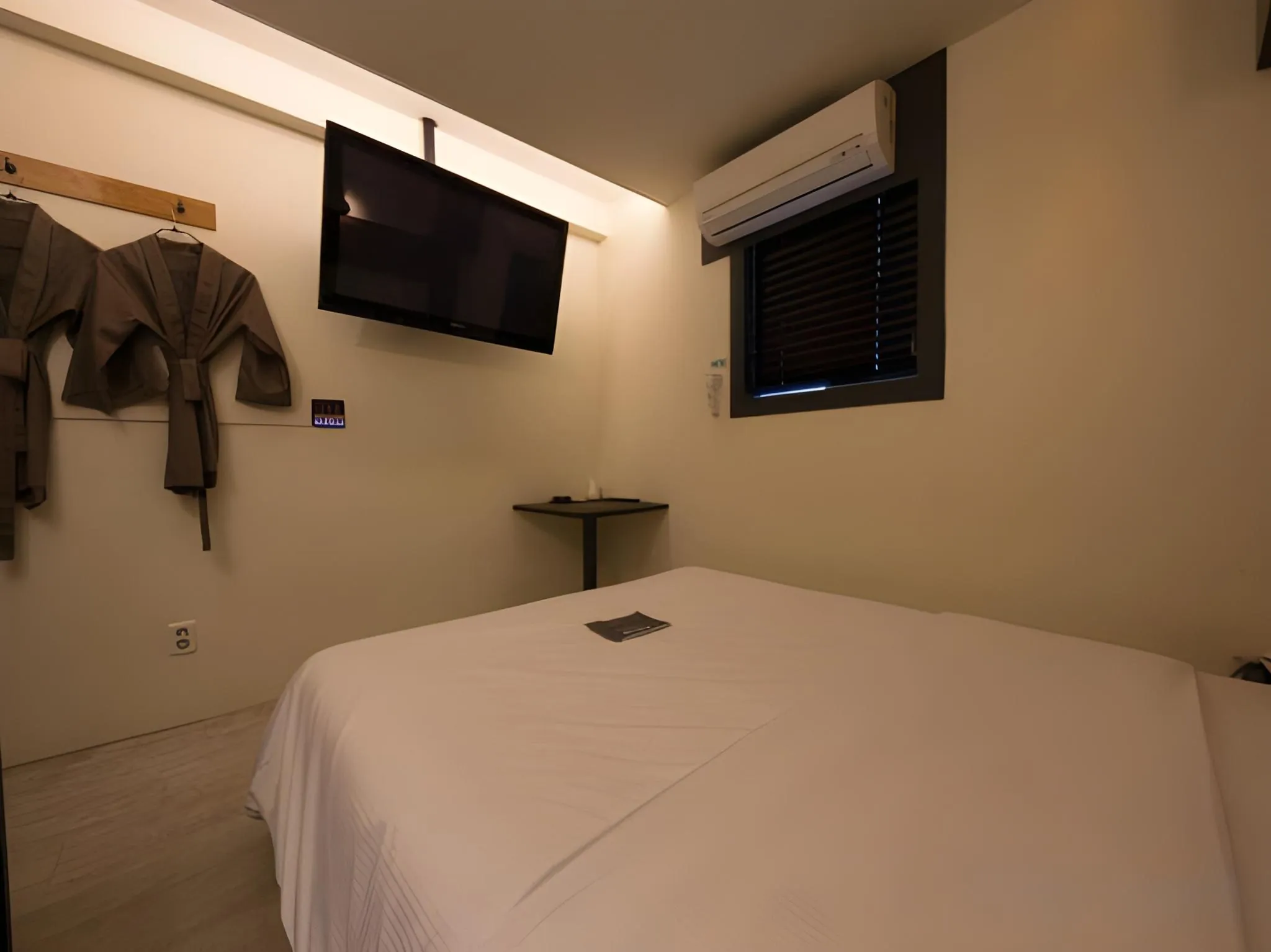 Achasan Station Wall Hotel