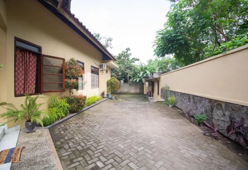 The Doctor Guest House Syariah Mitra RedDoorz near Pakuwon Mall Yogyakarta