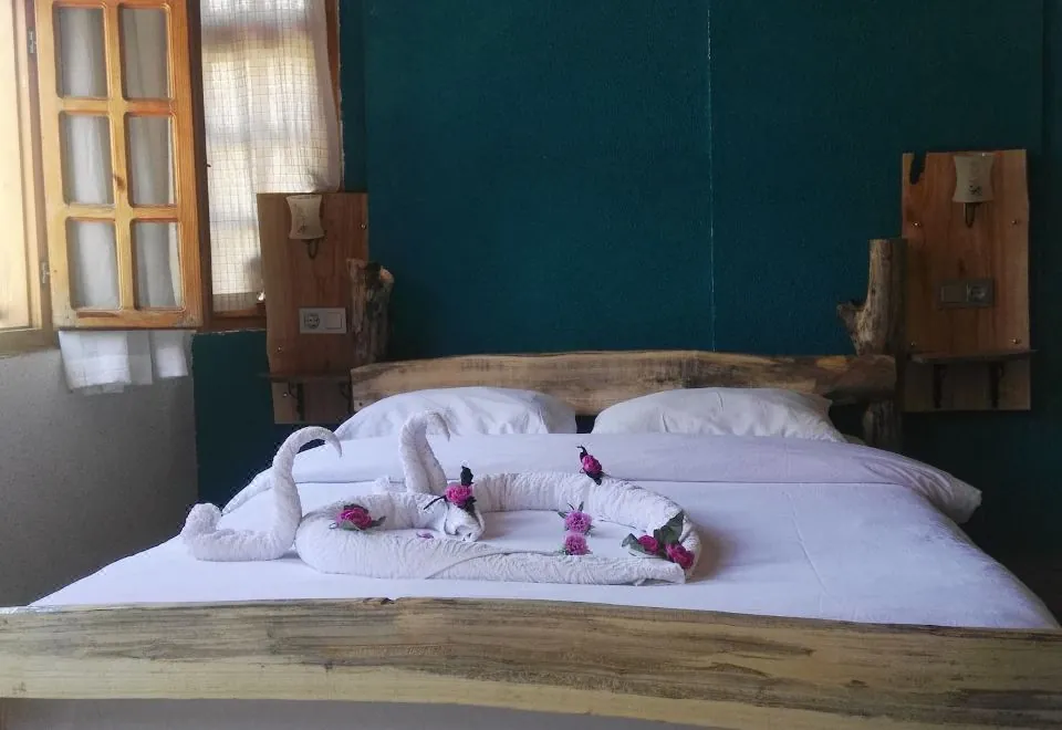 Otel Wood House
