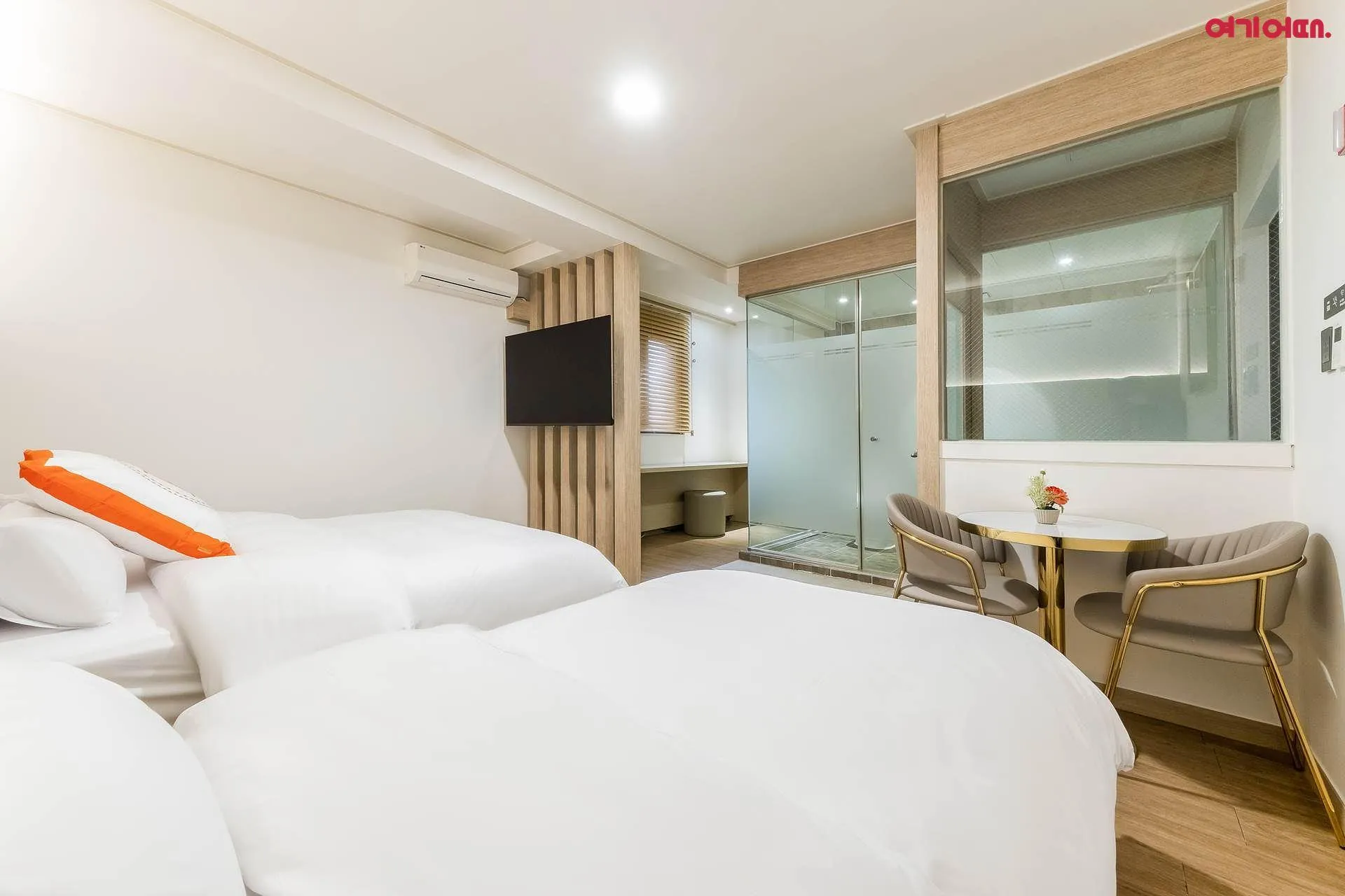 HOTEL 27