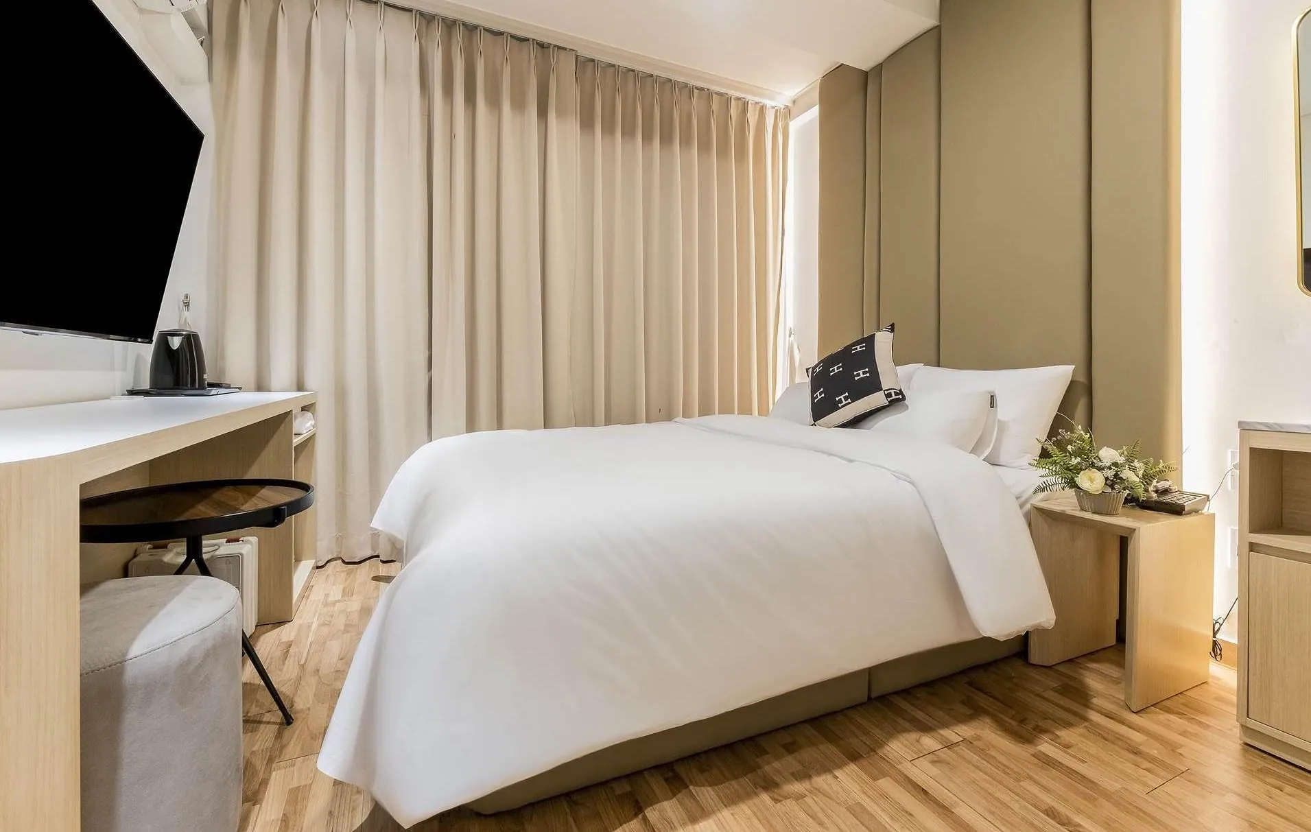 HOTEL 27
