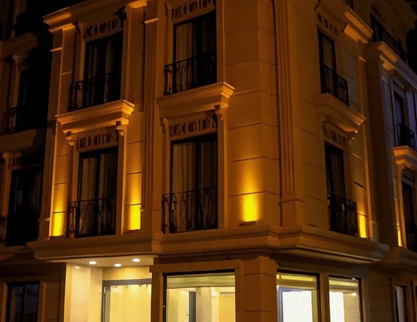 Deluxe Newport Hotel