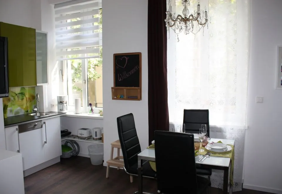 GoVienna Small Modern Apartment