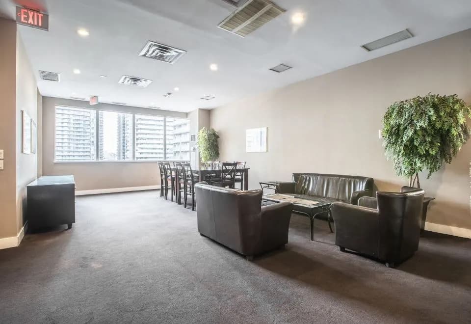 AOC Suites - Heart of Downtown  Condo