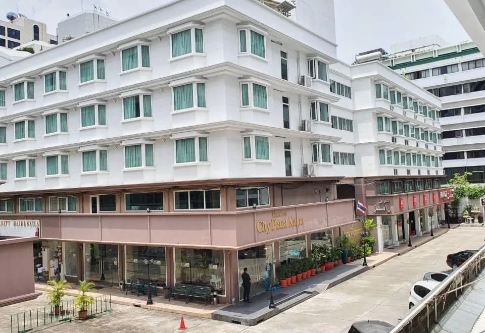 City Plaza Nana Hotel