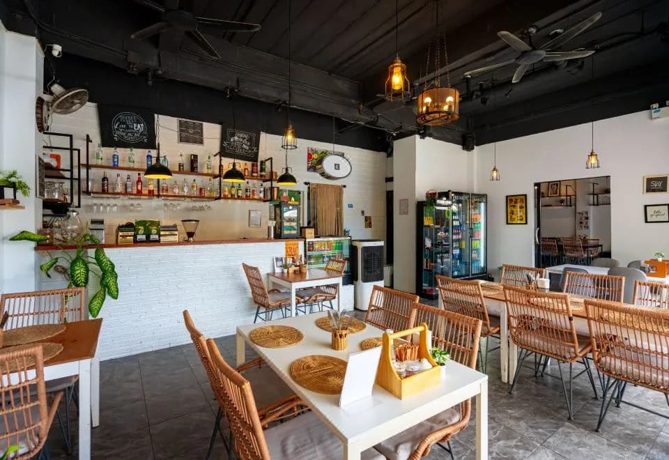Kata Station Hostel & Restaurant