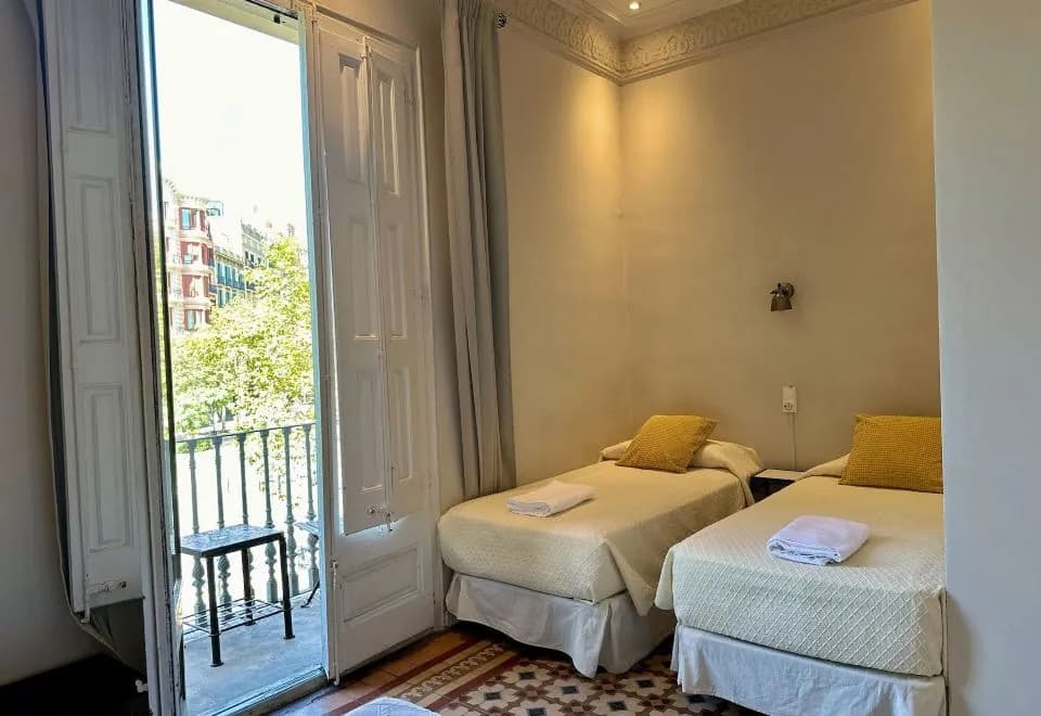Casa Consell Gran Via, Guest House