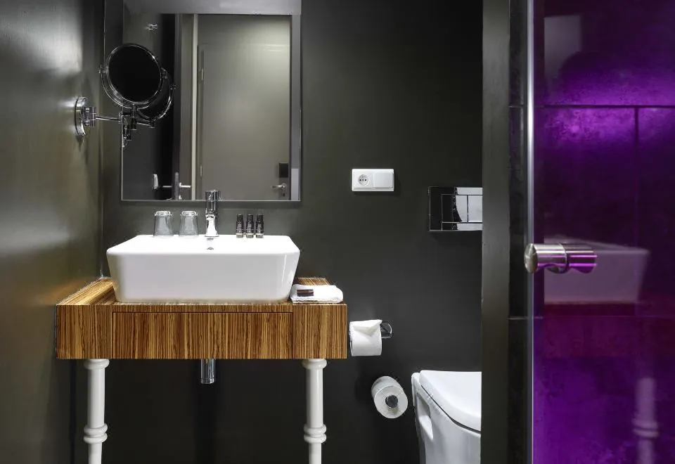 The Icon Hotel & Lounge