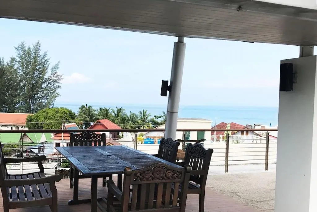 Luxurious 3BR Penthouse: Stunning Ocean Views