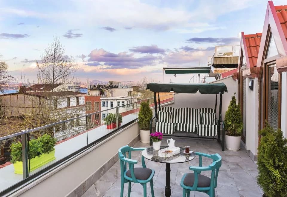 Obelisk Hotel & Suites