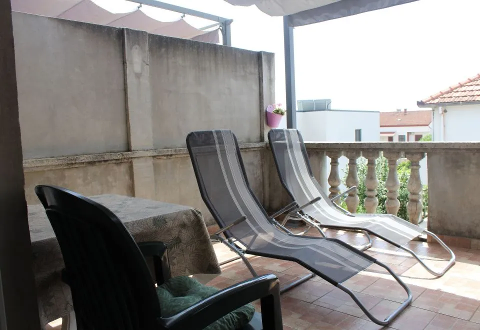 Apartments and Room Thea