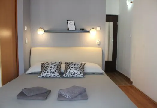 Apartments and Room Thea