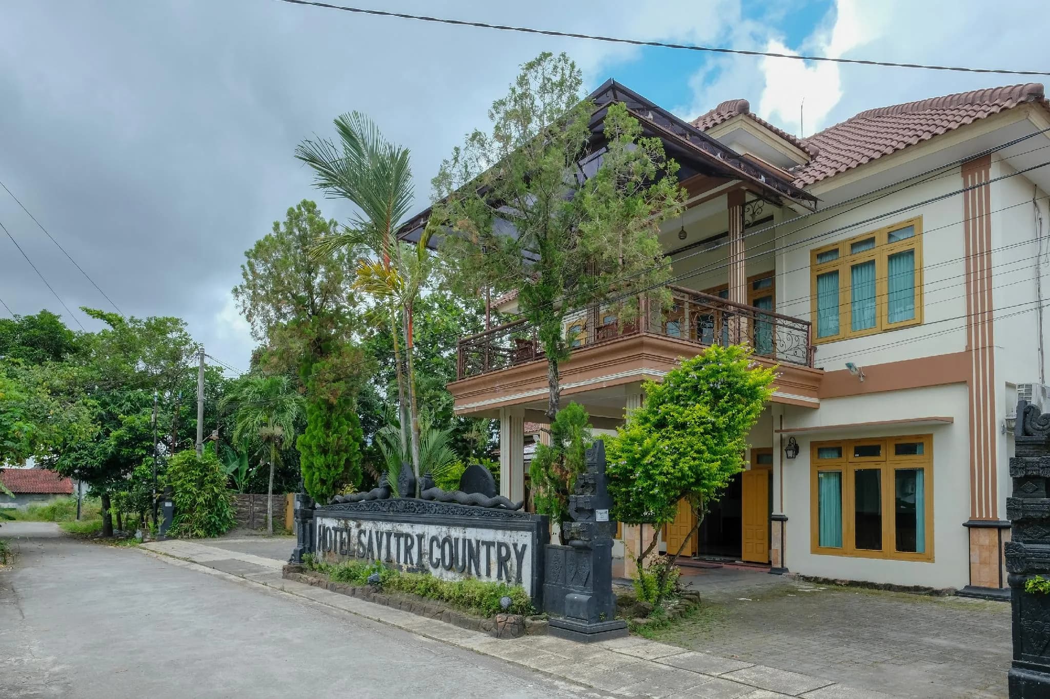 Hotel Savitri Country Mitra RedDoorz