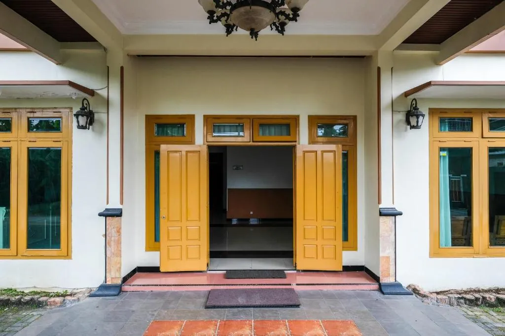 Hotel Savitri Country Mitra RedDoorz