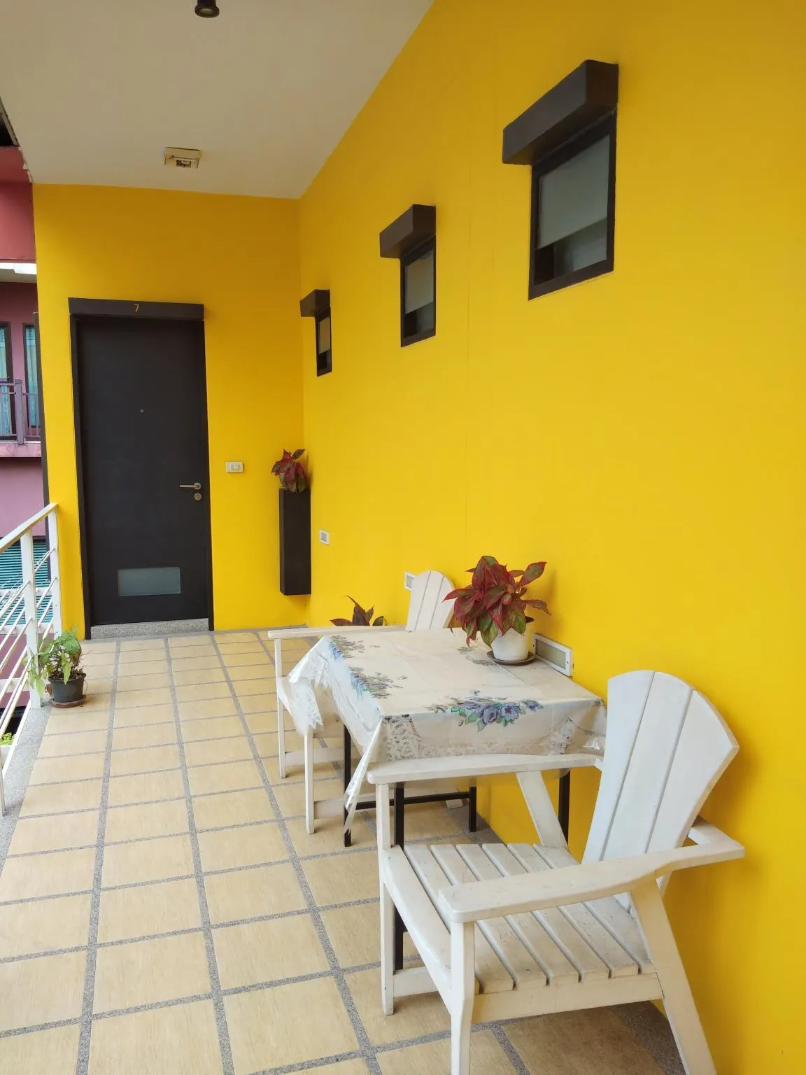 yellow cube Room 7