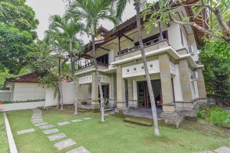 RedDoorz Plus Near Seminyak Square