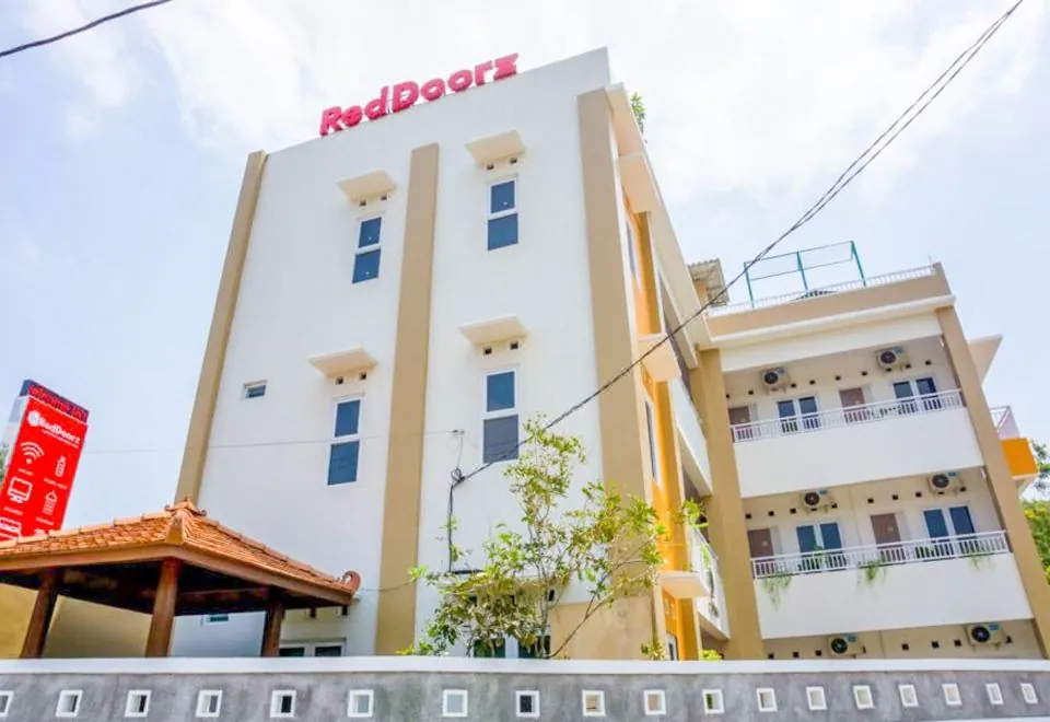 RedDoorz Syariah Near Taman Pelangi Monjali