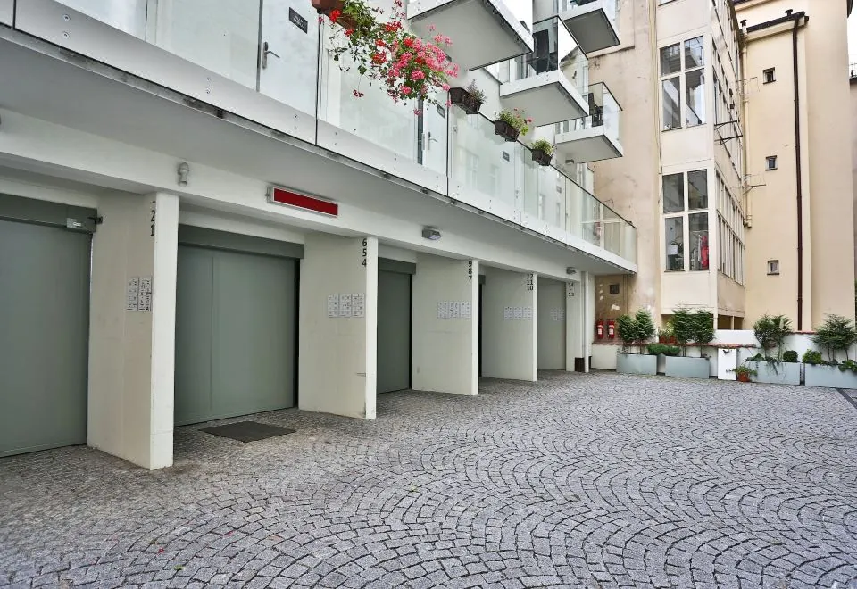 James Hotel & Apartments