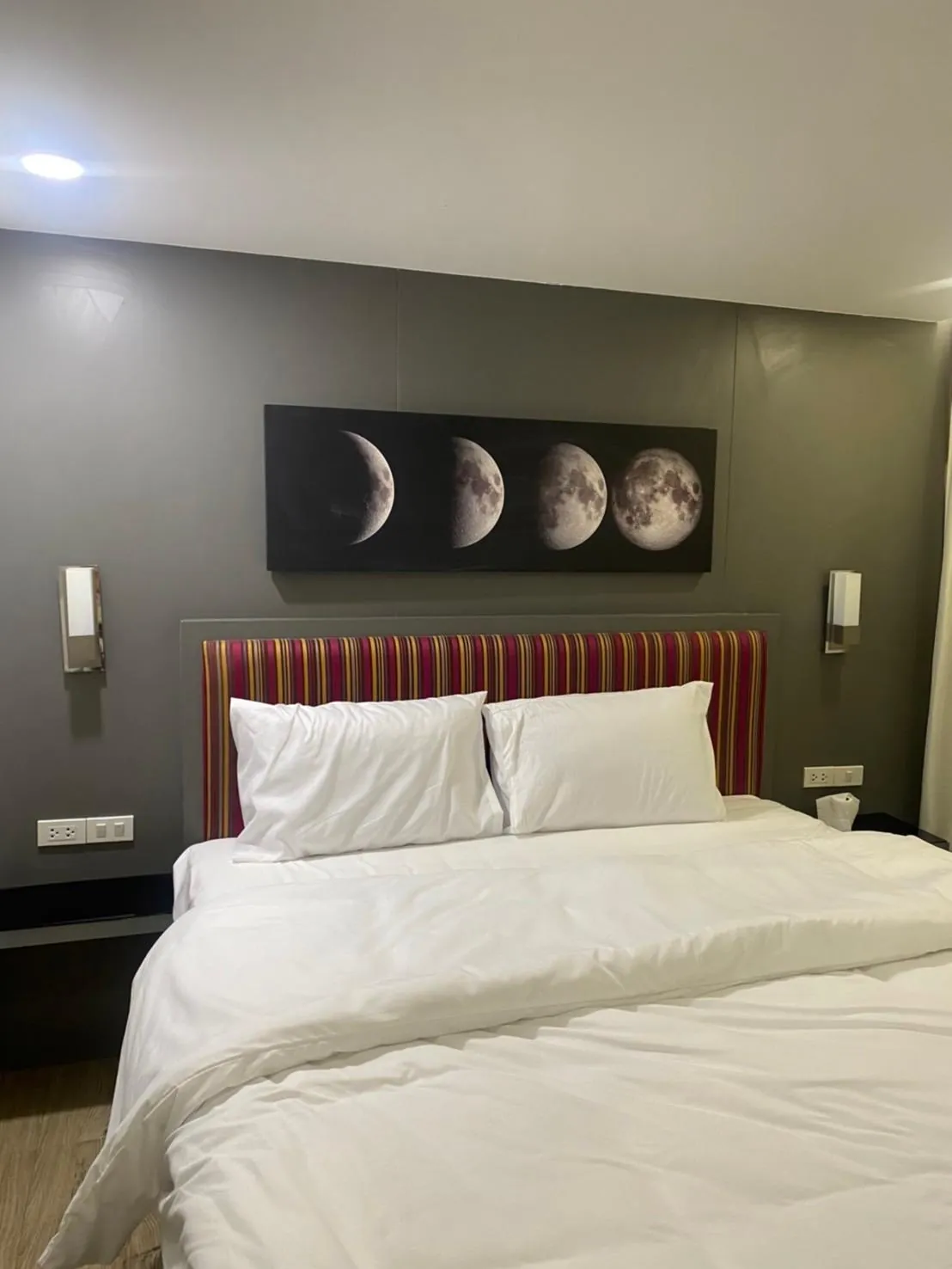 8 Hotel & Cafe