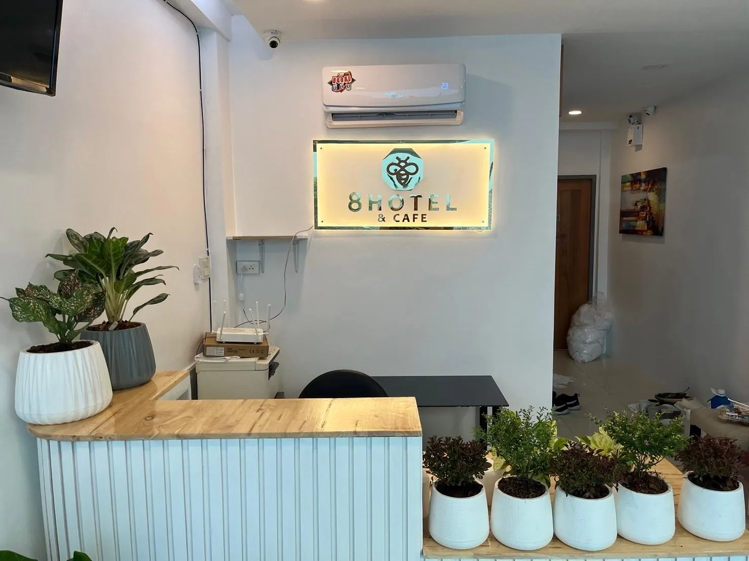 8 Hotel & Cafe