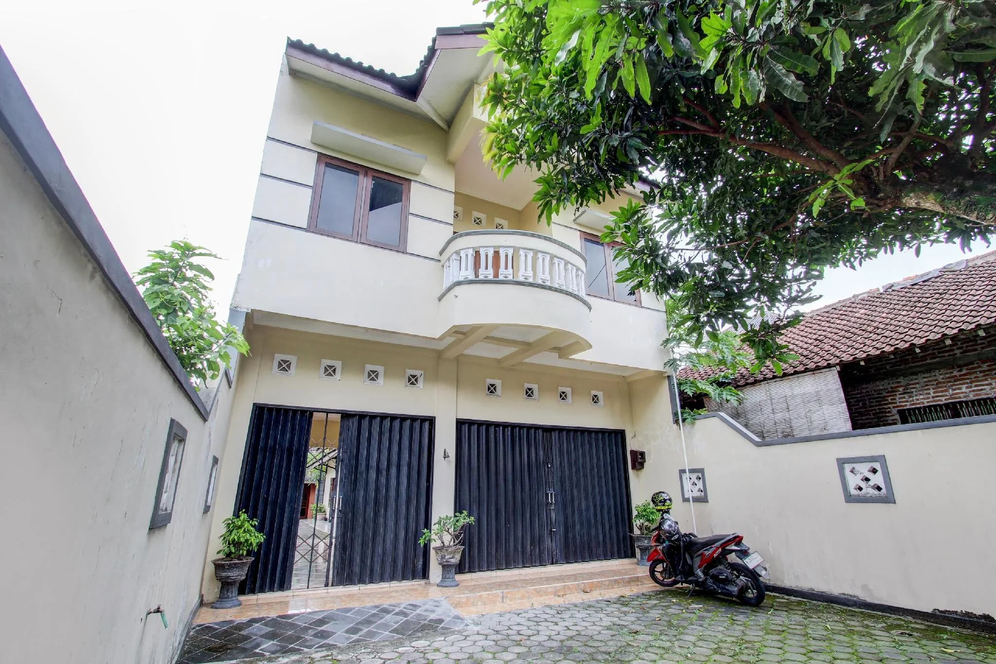 Capital O 93716 Family Guesthouse Syariah