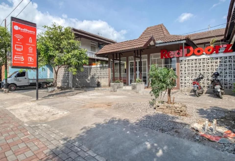 RedDoorz Near Malioboro Tugu Station Jogja 2