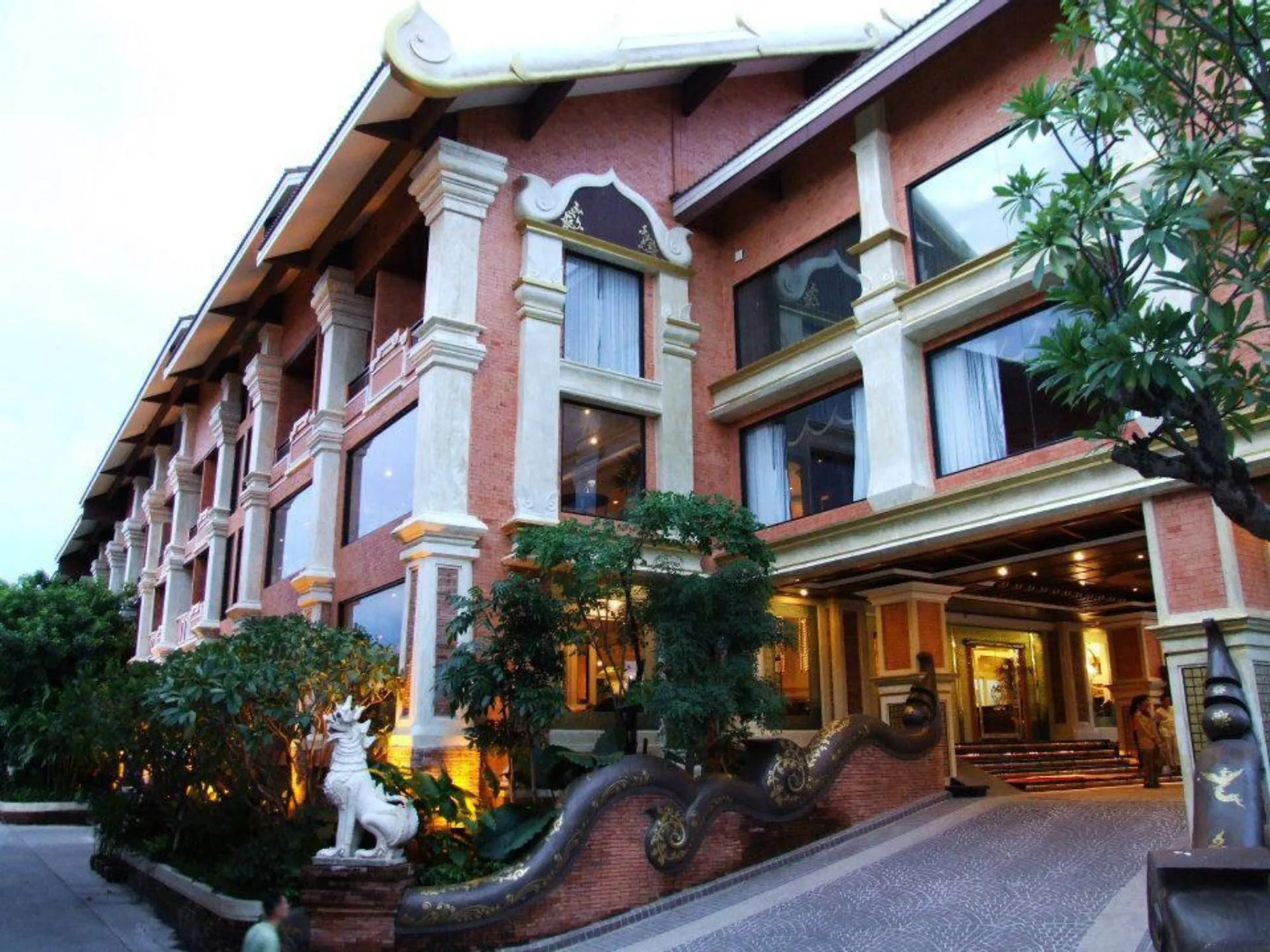 Floral Hotel Dolphin Circle Pattaya