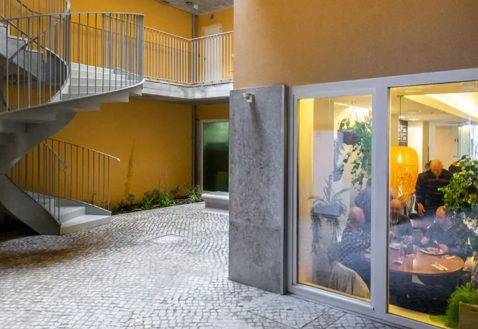 LS48 Prime Location Upscale Apartment