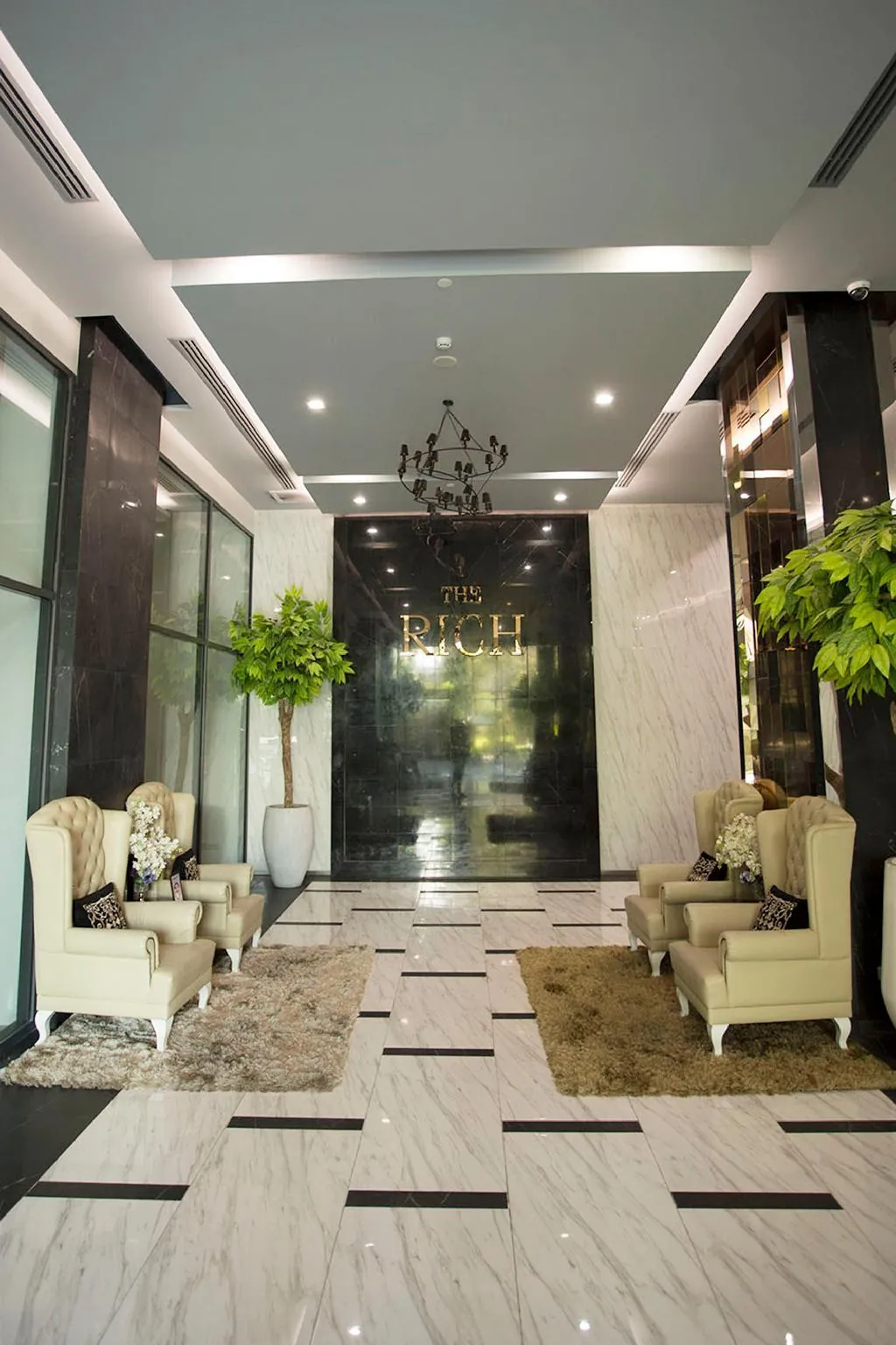 Locals Bangkok the Rich Sathorn-Taksin