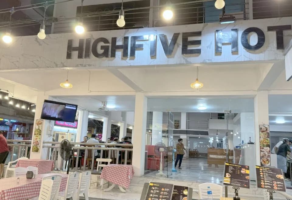 Highfive Hotel