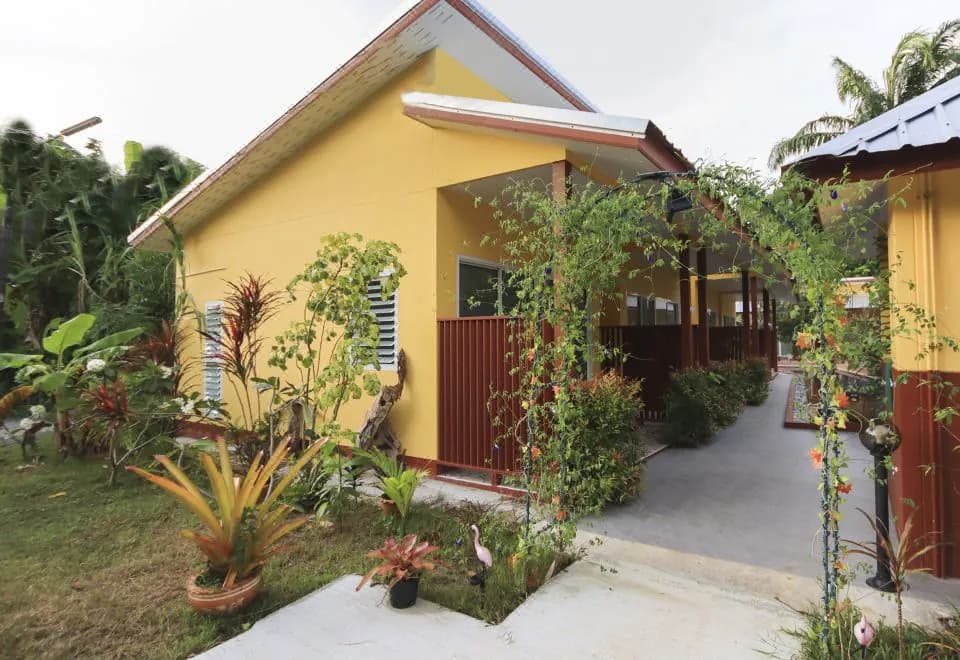 Ban Elephant Blanc Bungalow