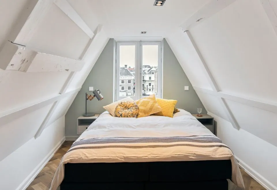 Damrak Short Stay Amsterdam