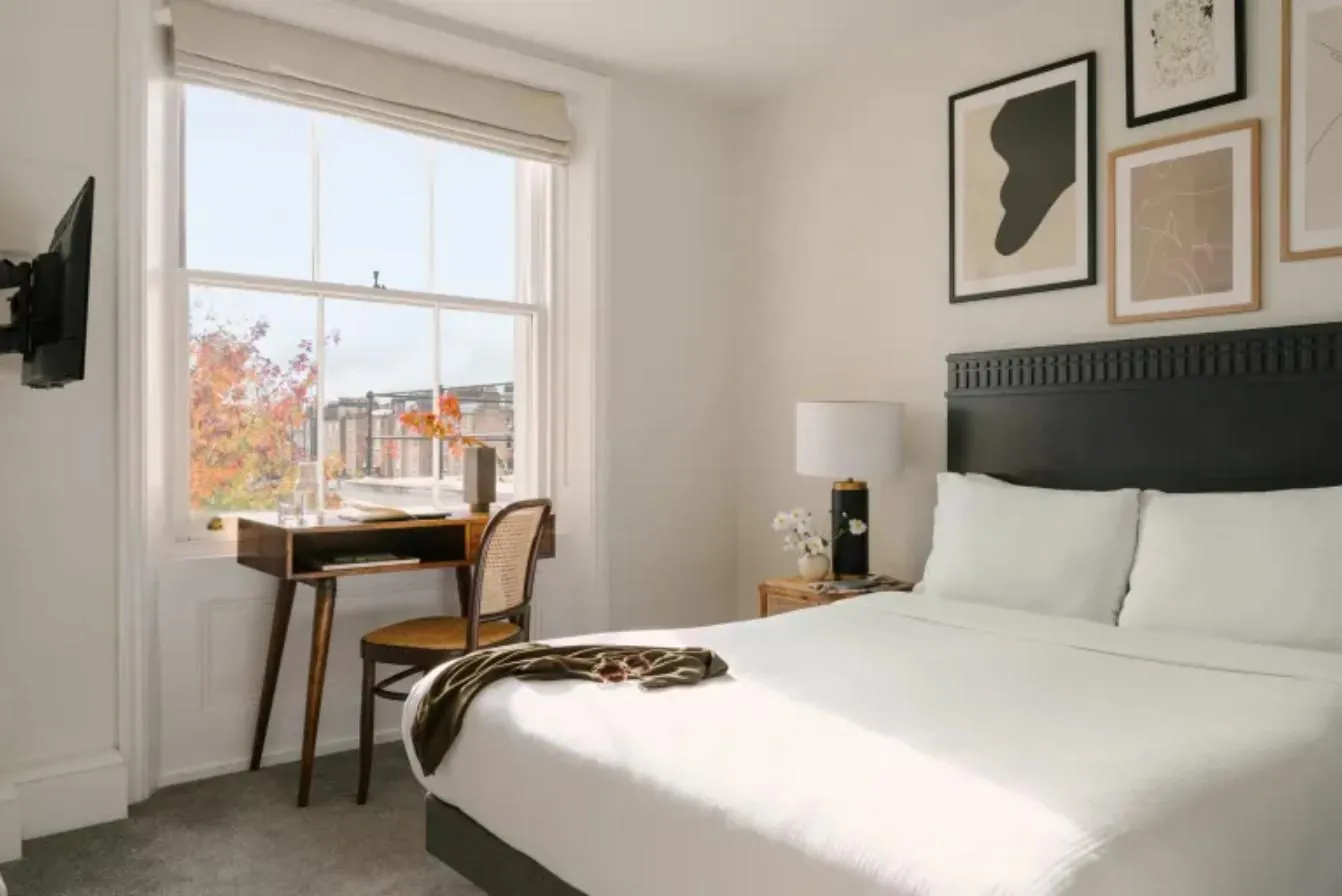 Kensington Gardens Hotel, Sonder