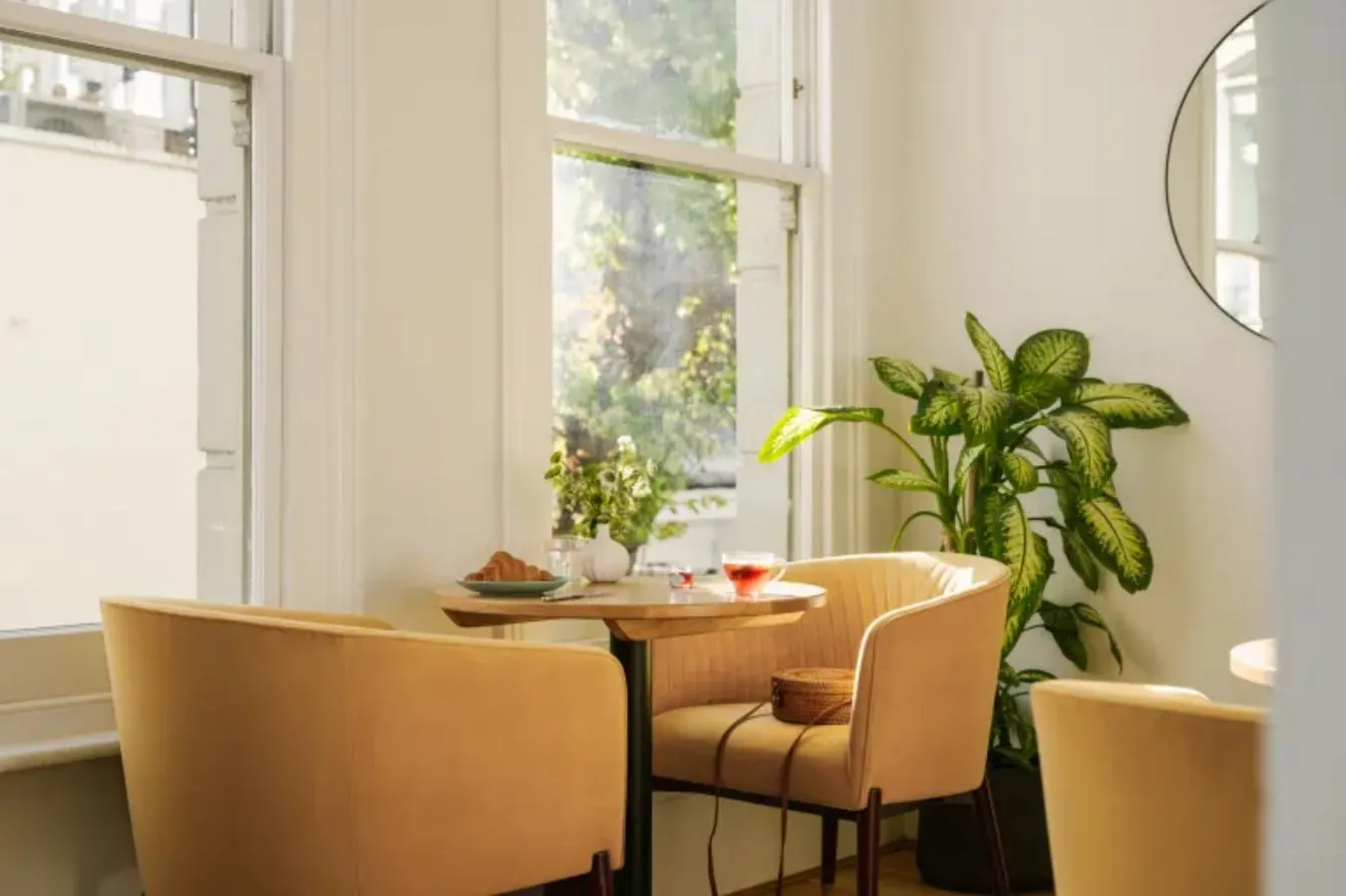 Kensington Gardens Hotel, Sonder