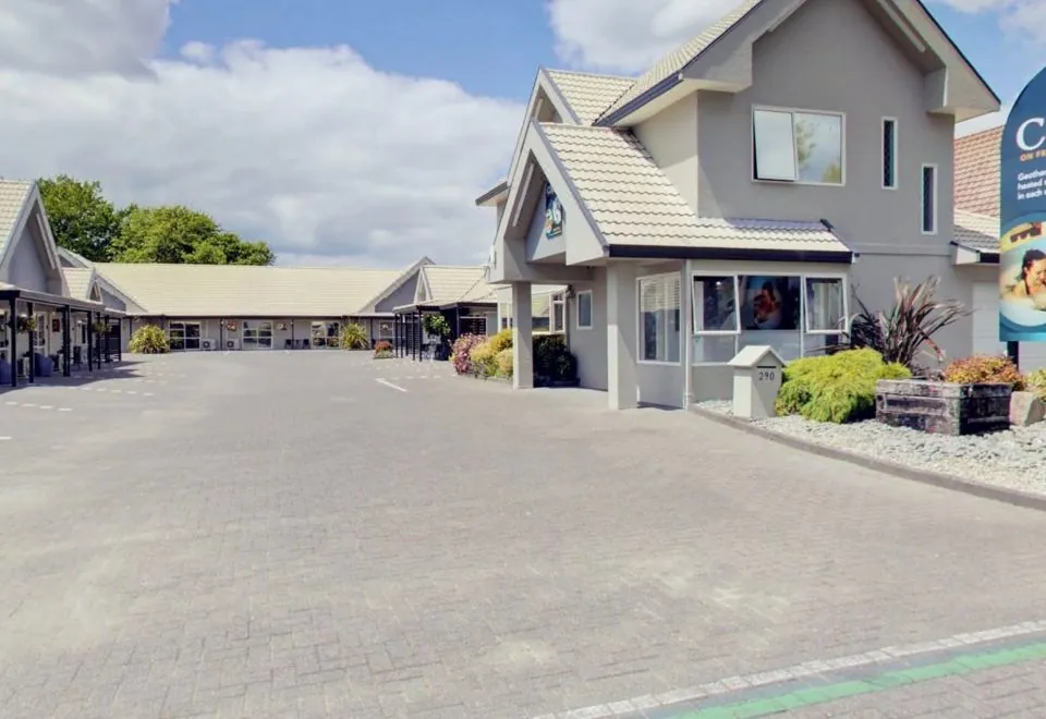 Arista Capri Motel