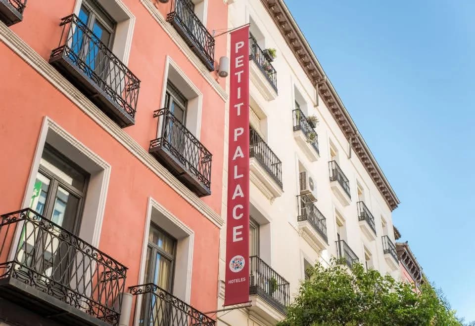 Petit Palace Tres Cruces