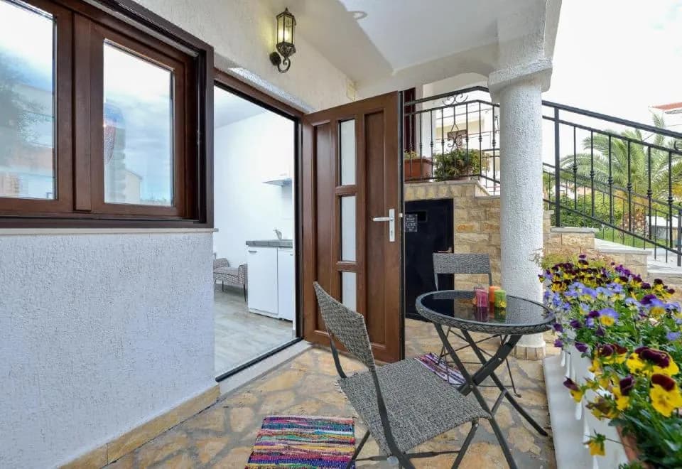 Ina Apartments