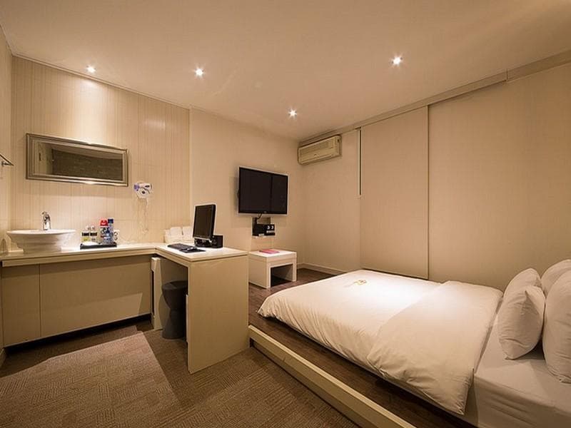 EZ Hotel