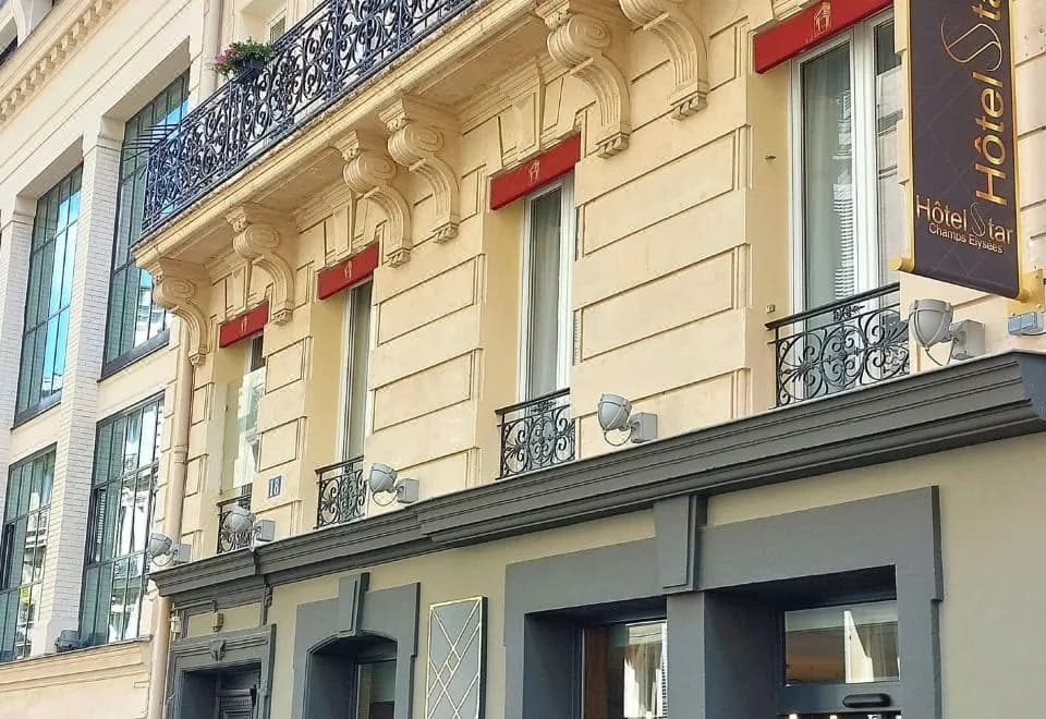 Star Champs-Elysées